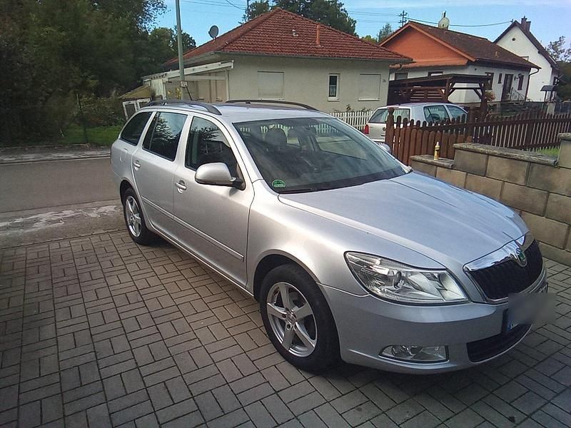Silber Gebraucht 2011 Skoda Octavia Ambiente Kombi | 3.950 € (Fairer Preis) - Bild 1/4
