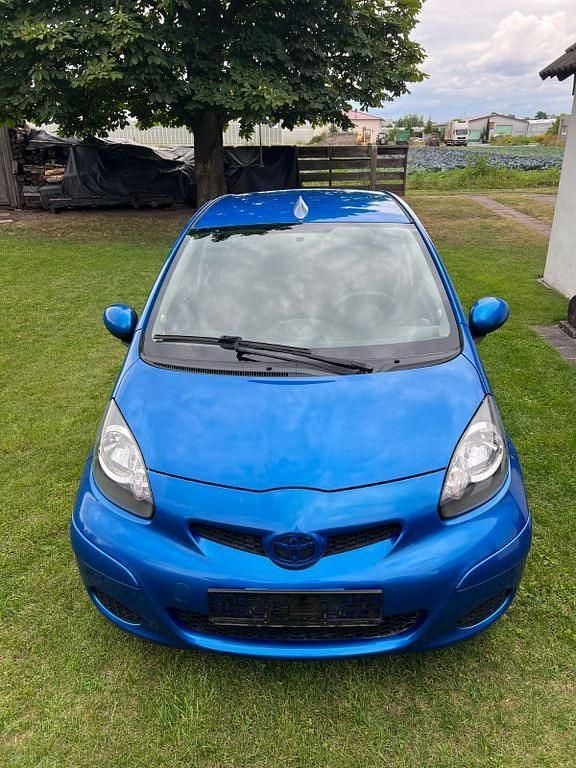 Blau Gebraucht 2009 Toyota Aygo City Kleinwagen | 3.600 € (Etwas zu teuer) - Bild 1/4