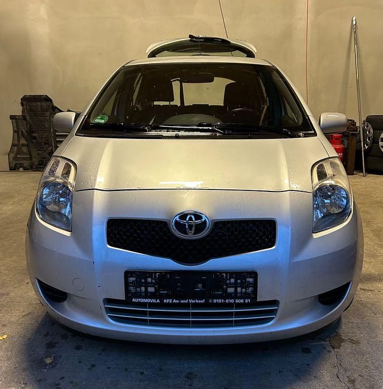 Grau Gebraucht 2006 Toyota Yaris Sol Limousine | 3.700 € (Etwas zu teuer) - Bild 1/4
