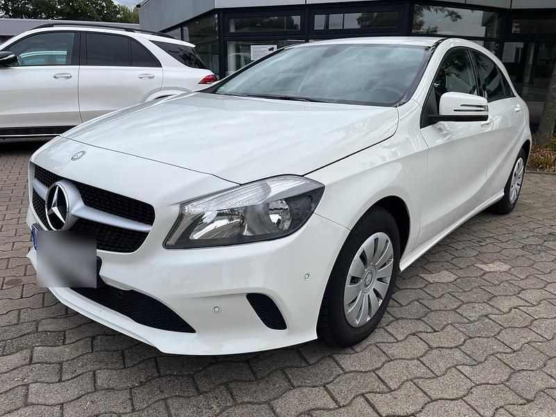 Weiß Gebraucht 2016 Mercedes A180 Limousine | 10.900 € - Bild 1/4