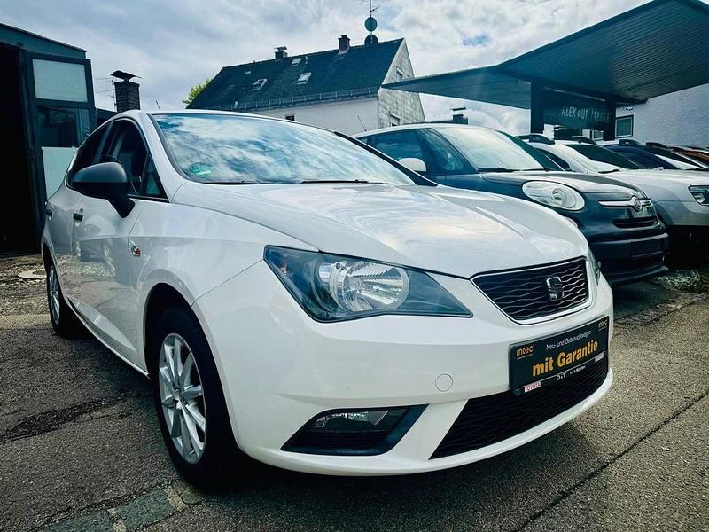 Weiß Gebraucht 2012 Seat Ibiza Style Limousine | 4.990 € (Fairer Preis) - Bild 1/4