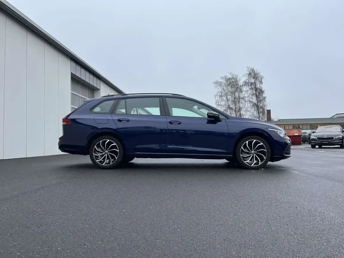 Gebraucht VW Golf VIII Life 150 PS (110 kW) 2022 Atlantik blue Kombi