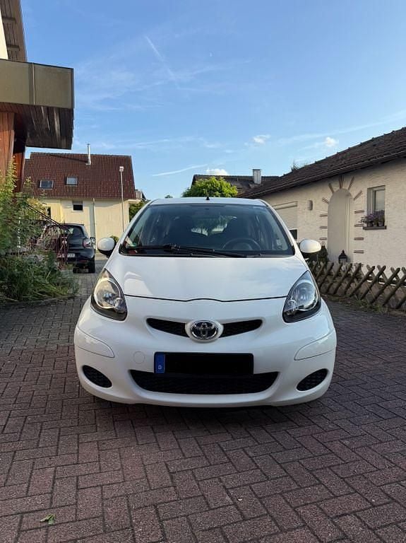Weiß Gebraucht 2010 Toyota Aygo Kleinwagen | 2.750 € (Fairer Preis) - Bild 1/4