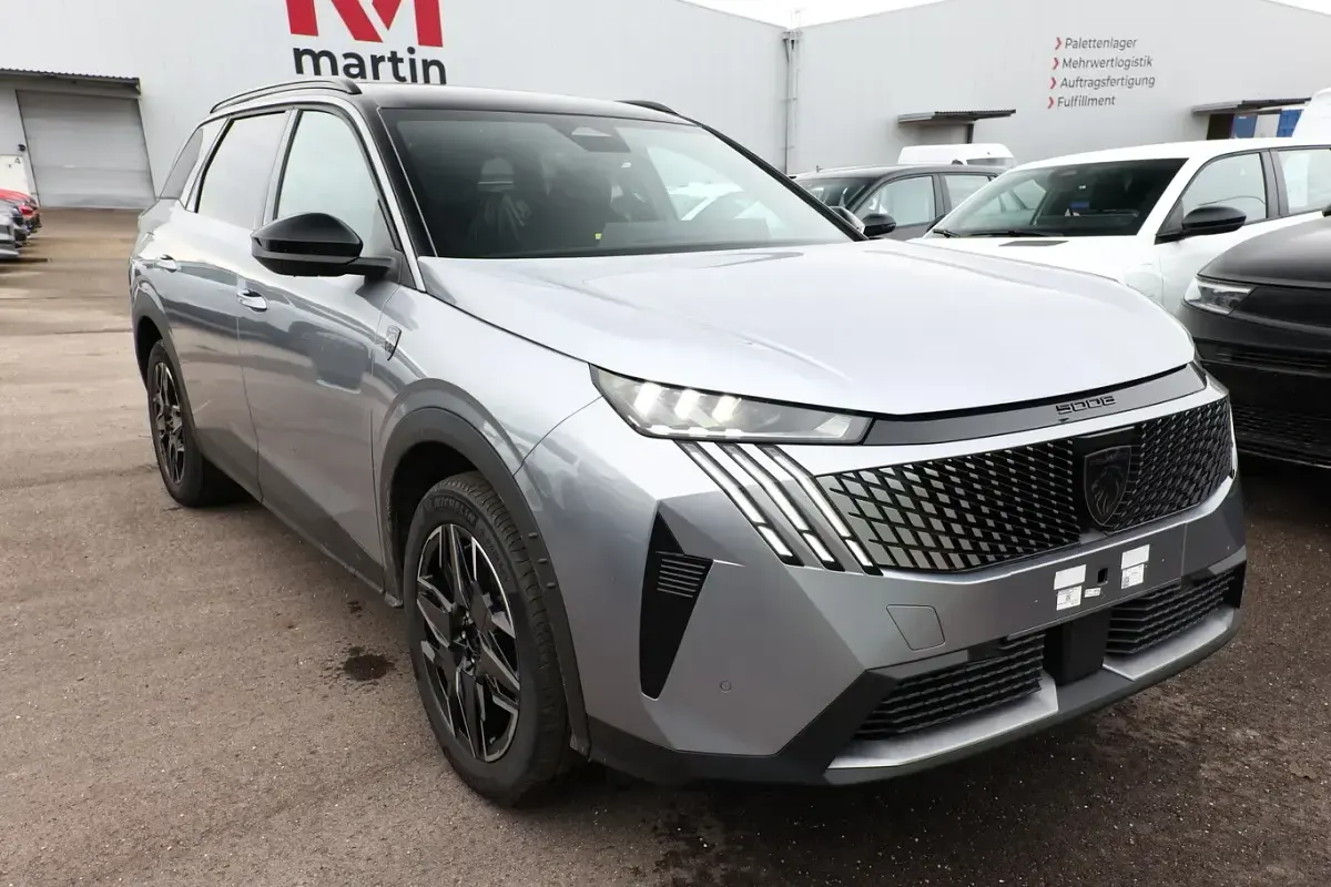 Neu Peugeot 5008 GT 145 PS (106 kW) 2025 Silber Van / Kleinbus