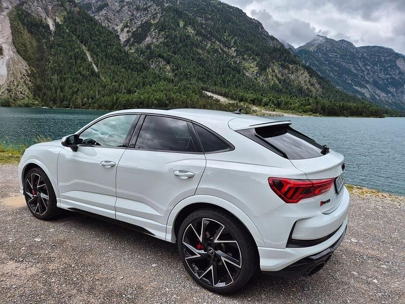 Weiß Gebraucht 2022 Audi RS Q3 Sportback Ambiente SUV | 60.200 € (Fairer Preis) - Bild 1/4