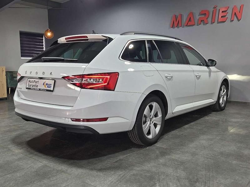 Używany Skoda Superb 200 KM (147 kW) 2022 Biały Sedan/Limuzyna