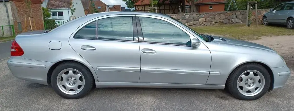 Gebraucht Mercedes E220 Classic 150 PS (110 kW) 2005 Silber Limousine
