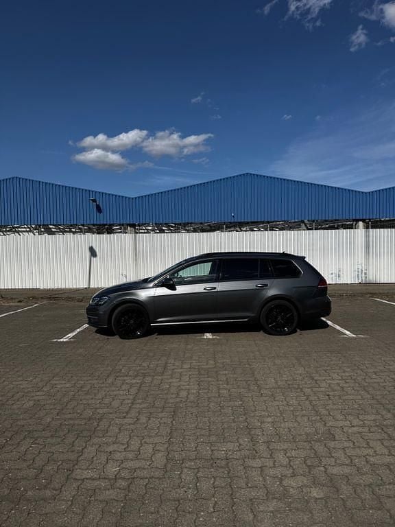 Grau Gebraucht 2017 VW Golf VII Kombi | 10.800 € (Etwas zu teuer) - Bild 1/4