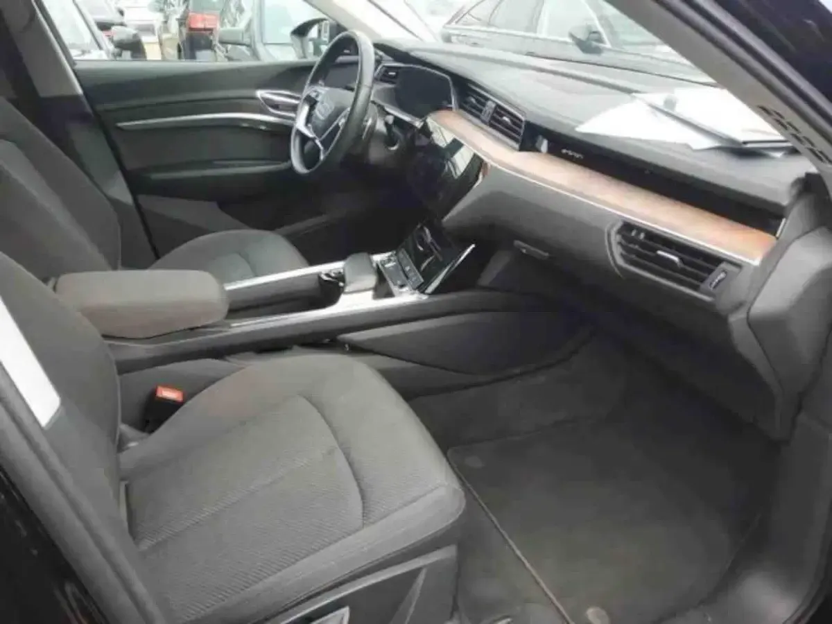 Gebraucht Audi e-tron Ambiente 300 kW (408 PS) 2022 Brillantschwarz SUV