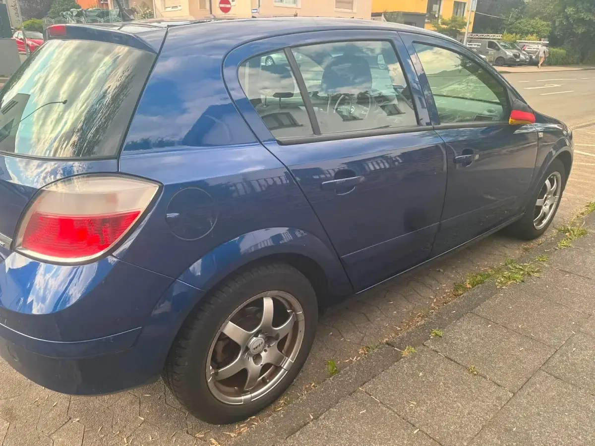 Gebraucht Opel Astra 105 PS (77 kW) 2006 Blau Limousine
