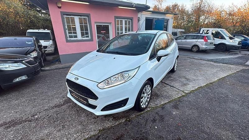 Weiß Gebraucht 2016 Ford Fiesta Trend Kleinwagen | 5.990 € (Fairer Preis) - Bild 1/4