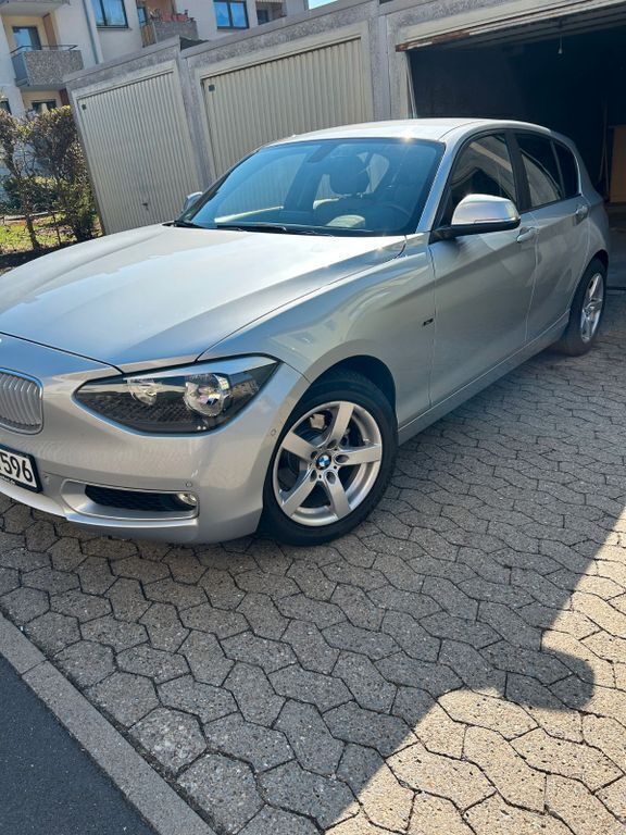 Silber Gebraucht 2012 BMW 118 Urban Line Kleinwagen | 11.000 € (Etwas zu teuer) - Bild 1/4