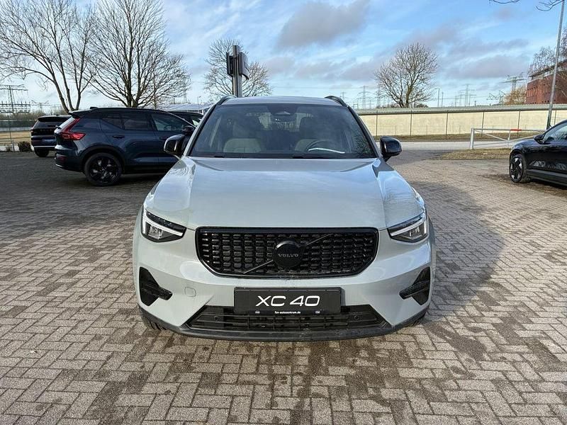 Neu Volvo XC40 Plus 163 PS (119 kW) 2026 Grau SUV