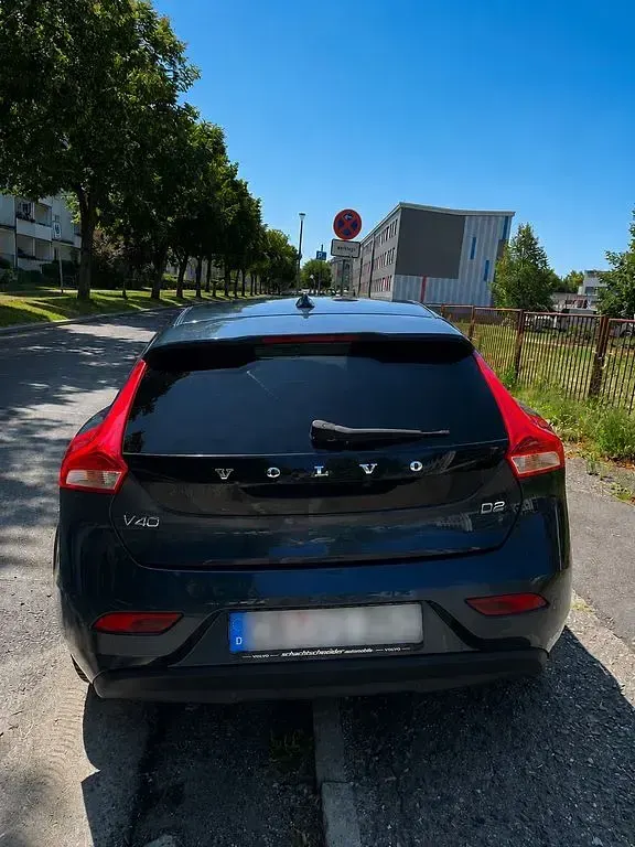 Gebraucht Volvo V40 Momentum 120 PS (88 kW) 2017 Blau Limousine