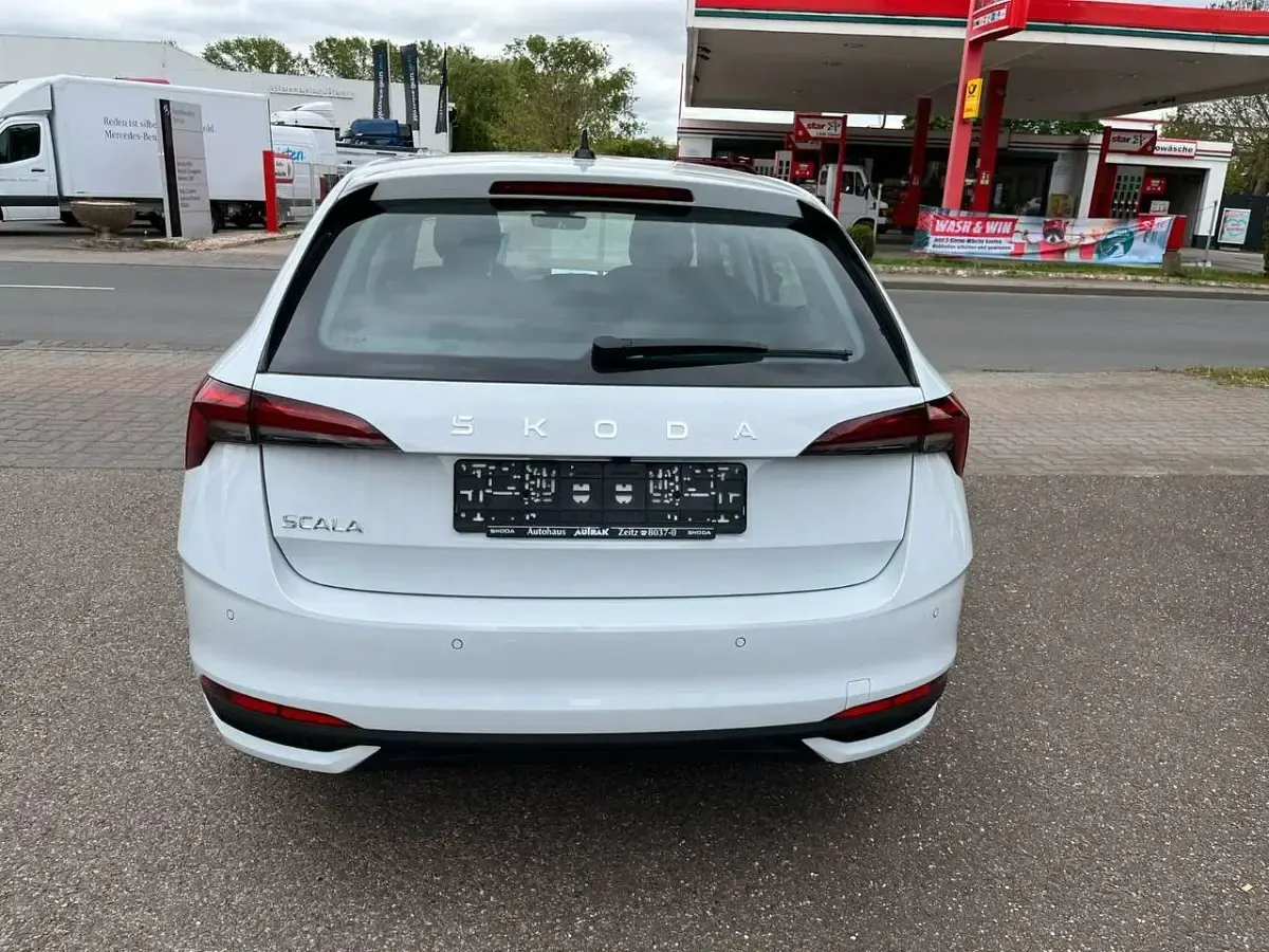 Gebraucht Skoda Scala Selection 116 PS (85 kW) 2024 2y2y moonweiss metallic Kleinwagen