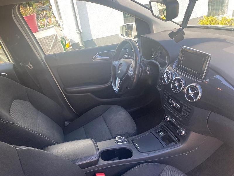 Gebraucht Mercedes B200 136 PS (100 kW) 2012 Weiß Kleinwagen