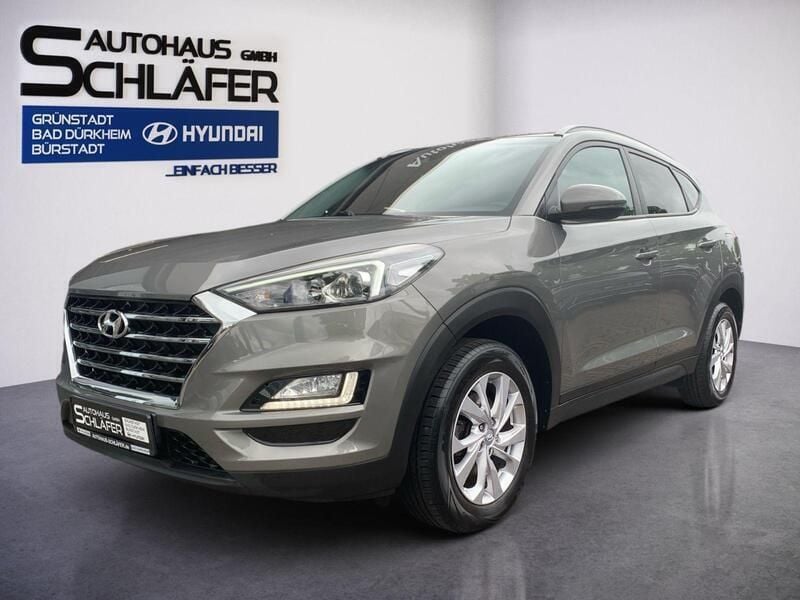 Olivine grey / mic Gebraucht 2019 Hyundai Tucson Trend SUV | 16.780 € (Fairer Preis) - Bild 1/4