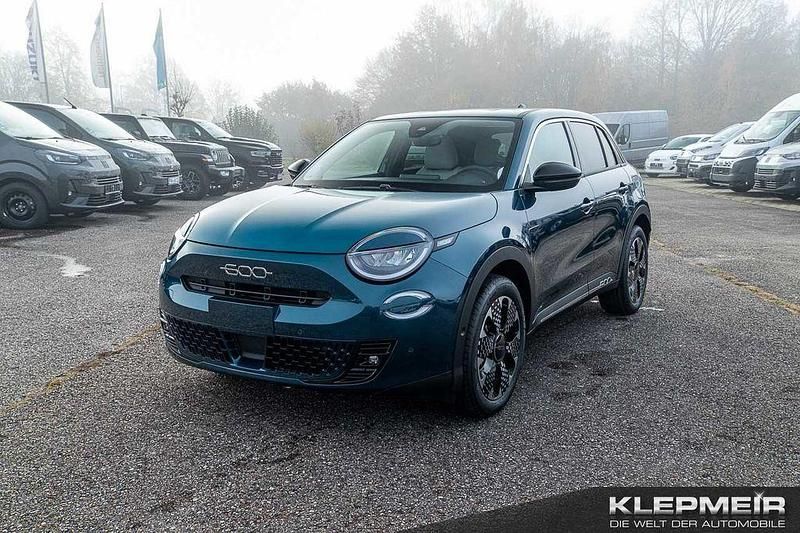 Neu Fiat 600E La Prima 114 kW (156 PS) 2025 Grün Limousine