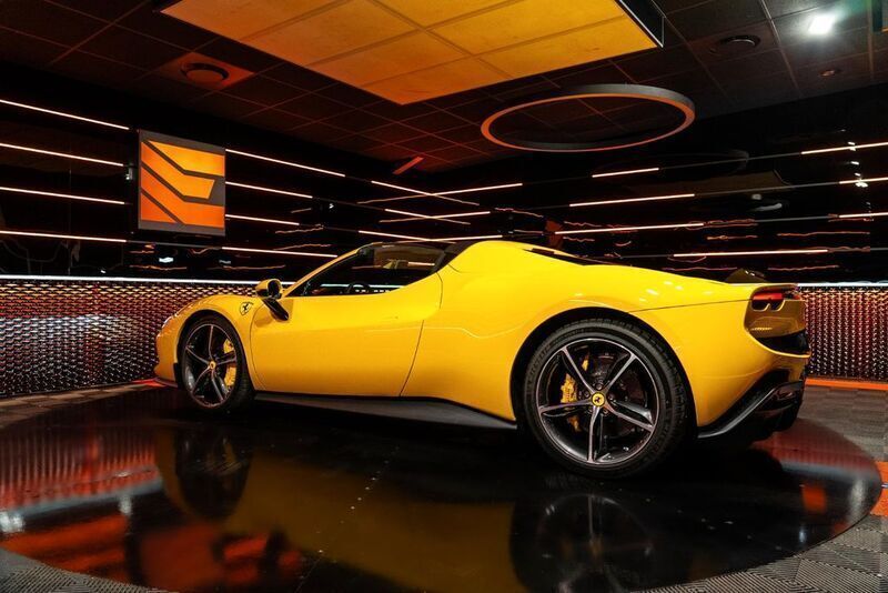 Gebraucht Ferrari 296 829 PS (609 kW) 2023 Gelb Cabrio