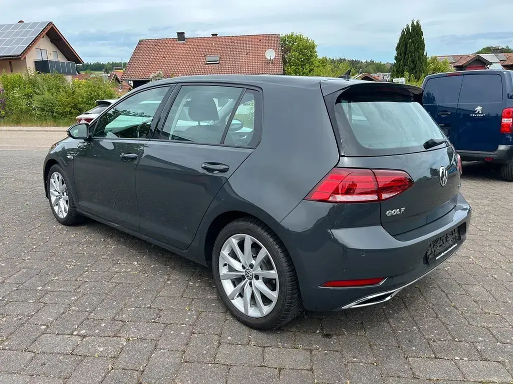 Gebraucht VW Golf VII Highline 131 PS (96 kW) 2019 Grau Limousine