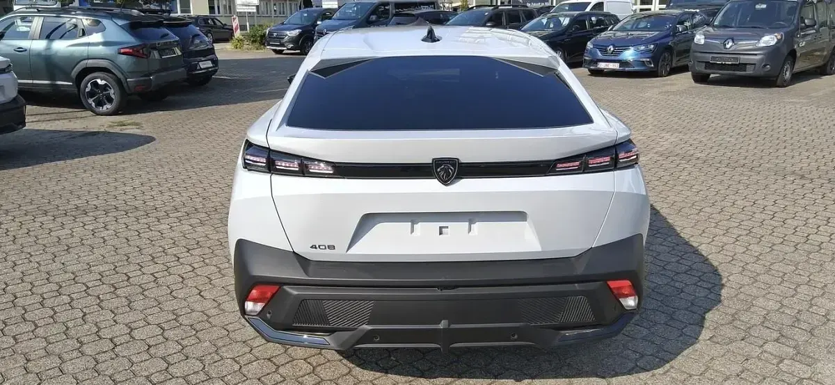Neu Peugeot 408 Allure 136 PS (100 kW) 2026 Okenit weiß SUV