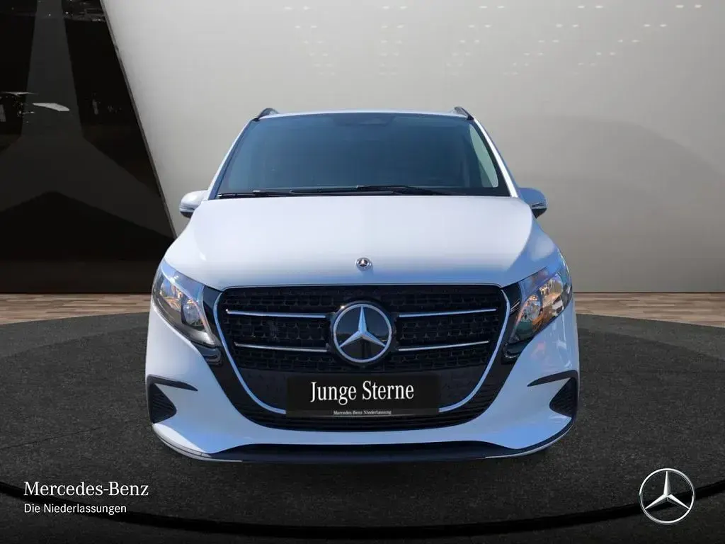 Gebraucht Mercedes V220 163 PS (119 kW) 2025 Weiß Van / Kleinbus