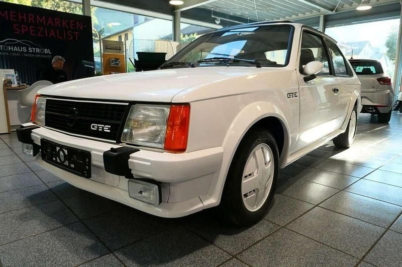 Weiß Gebraucht 1984 Opel Kadett Limousine | 16.850 € - Bild 1/4