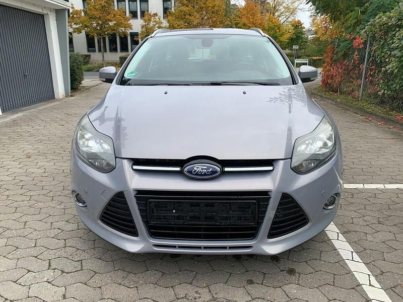 Silber Gebraucht 2013 Ford Focus Titanium Limousine | 5.699 € (Guter Preis) - Bild 1/4