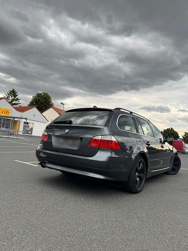 Gebraucht BMW 520 215 PS (158 kW) 2009 Grau Kombi