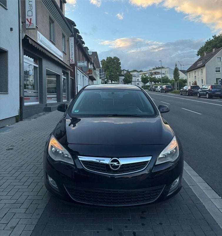 Grau Gebraucht 2010 Opel Astra Kleinwagen | 2.990 € (Fairer Preis) - Bild 1/4