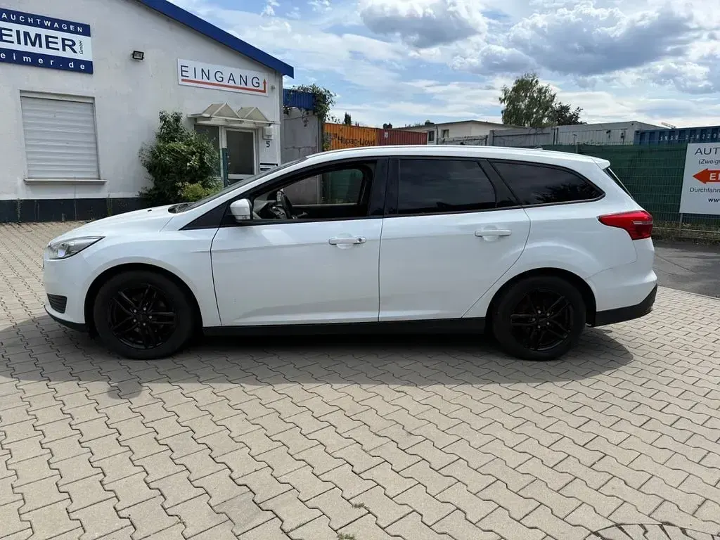 Gebraucht Ford Focus Trend 125 PS (91 kW) 2017 Weiß Limousine