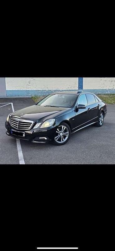 Schwarz Gebraucht 2010 Mercedes E300 Limousine | 9.299 € (Fairer Preis) - Bild 1/4