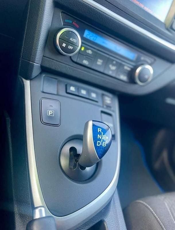 Gebraucht Toyota Auris Hybrid Life 136 PS (100 kW) 2015 Grau Limousine