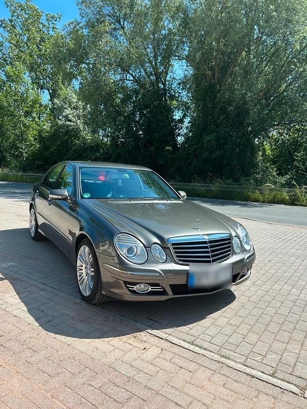 Braun Gebraucht 2008 Mercedes E280 Avantgarde Limousine | 9.000 € (Teuer) - Bild 1/4