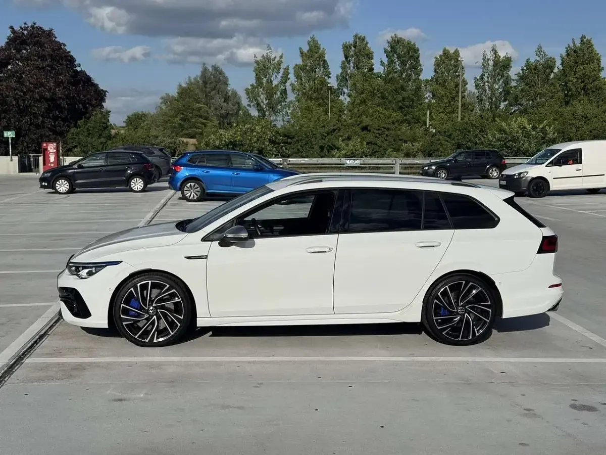 Gebraucht VW Golf VIII R 320 PS (235 kW) 2024 Weiß Kombi