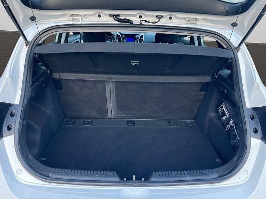 Gebraucht Hyundai i30 Trend 101 PS (74 kW) 2016 Weiß Limousine