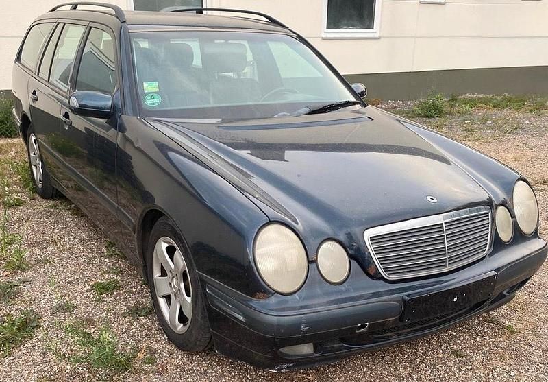 Schwarz Gebraucht 2000 Mercedes E200 Kombi | 900 € (Superpreis) - Bild 1/4