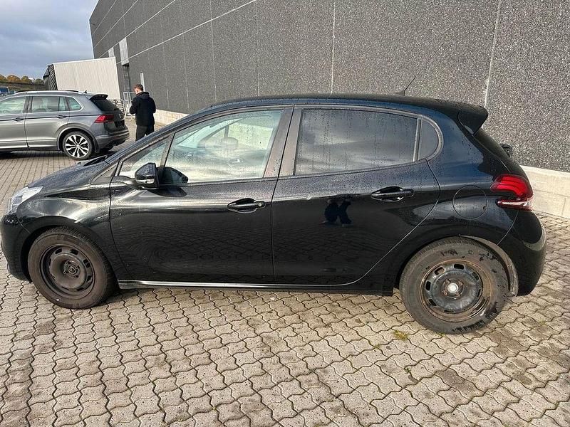 Gebraucht Peugeot 208 Active 99 PS (72 kW) 2018 Schwarz Kleinwagen