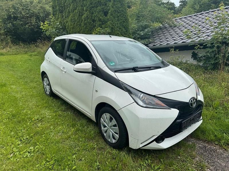 Weiß Gebraucht 2016 Toyota Aygo Play Kleinwagen | 5.300 € (Superpreis) - Bild 1/4