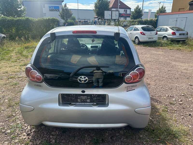 Gebraucht Toyota Aygo 68 PS (50 kW) 2010 Silber Kleinwagen