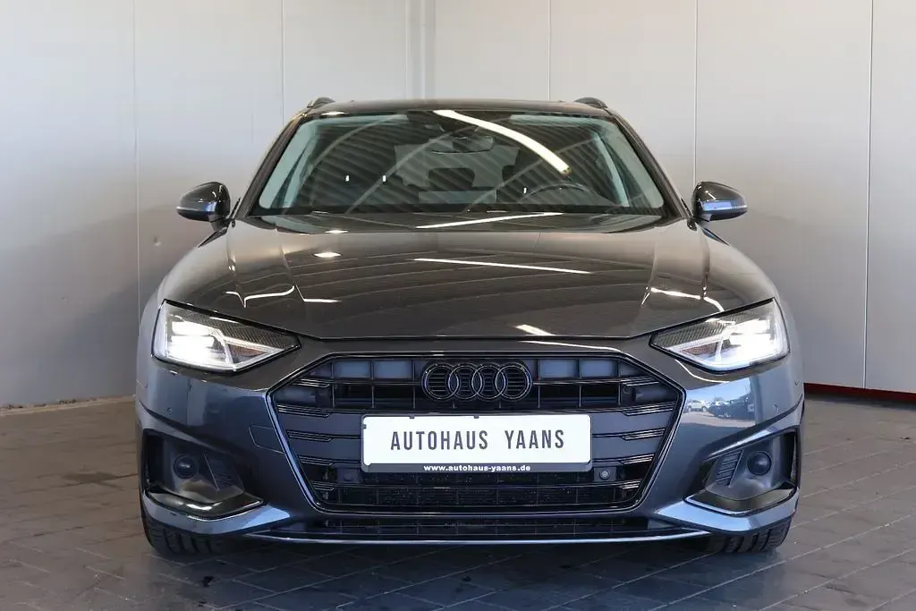 Używany Audi A4 Advanced 163 KM (119 kW) 2023 Szary Sedan/Limuzyna