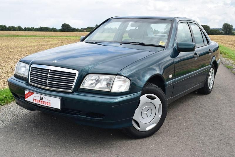 Grün Gebraucht 1997 Mercedes C180 Classic Limousine | 6.990 € - Bild 1/4