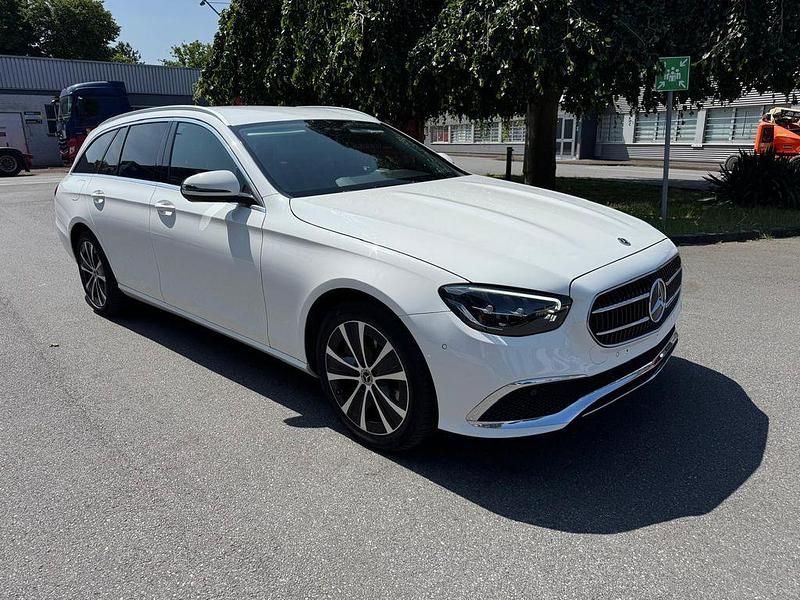Gebraucht Mercedes E300 194 PS (142 kW) 2022 Weiß Limousine