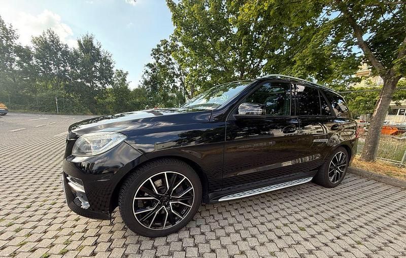 Schwarz Gebraucht 2012 Mercedes ML350 AMG SUV | 21.600 € (Etwas zu teuer) - Bild 1/4