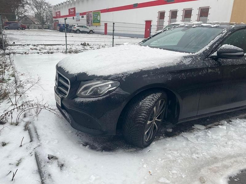 Gebraucht Mercedes E200 197 PS (144 kW) 2020 Schwarz Limousine