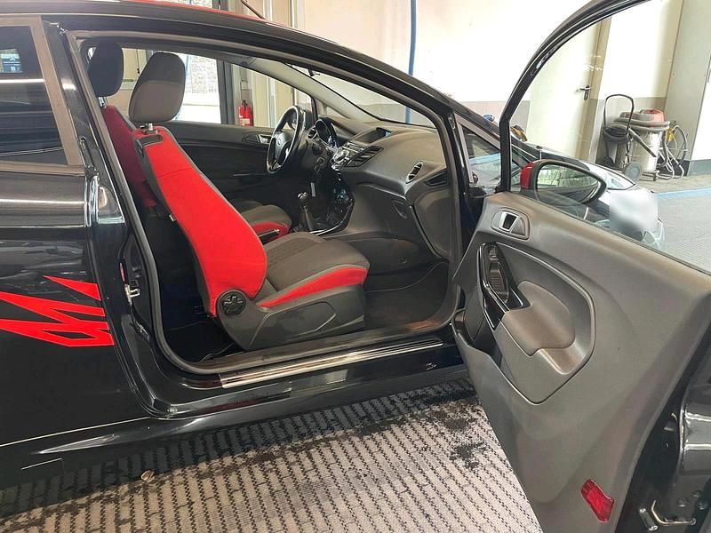 Gebraucht Ford Fiesta 140 PS (102 kW) 2014 Schwarz Kleinwagen