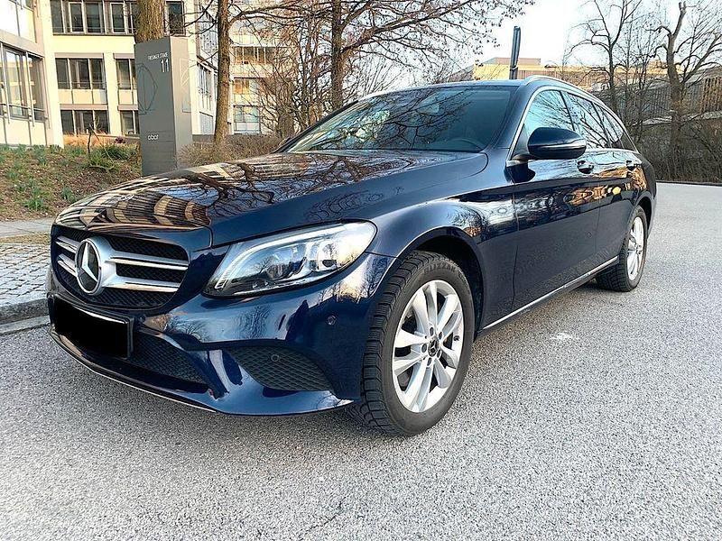 Blau Gebraucht 2020 Mercedes C300e Limousine | 28.890 € (Fairer Preis) - Bild 1/4
