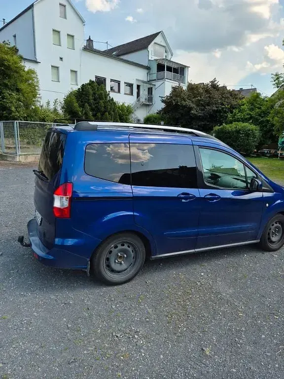 Gebraucht Ford Tourneo Courier Titanium 101 PS (74 kW) 2016 Blau Van / Kleinbus