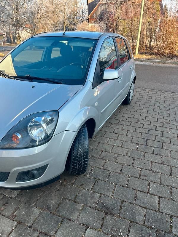 Gebraucht Ford Fiesta 80 PS (58 kW) 2008 Silber Kleinwagen