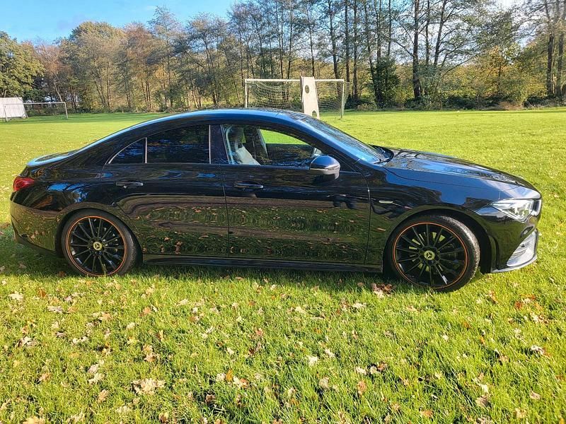 Schwarz Gebraucht 2019 Mercedes 200 AMG line Limousine | 26.500 € - Bild 1/4